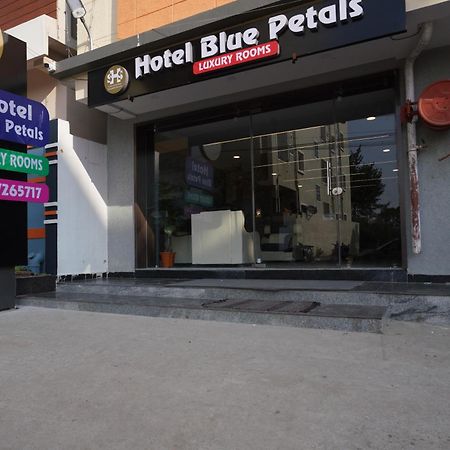 Hotel Blue Petals Shamshabad Exterior foto