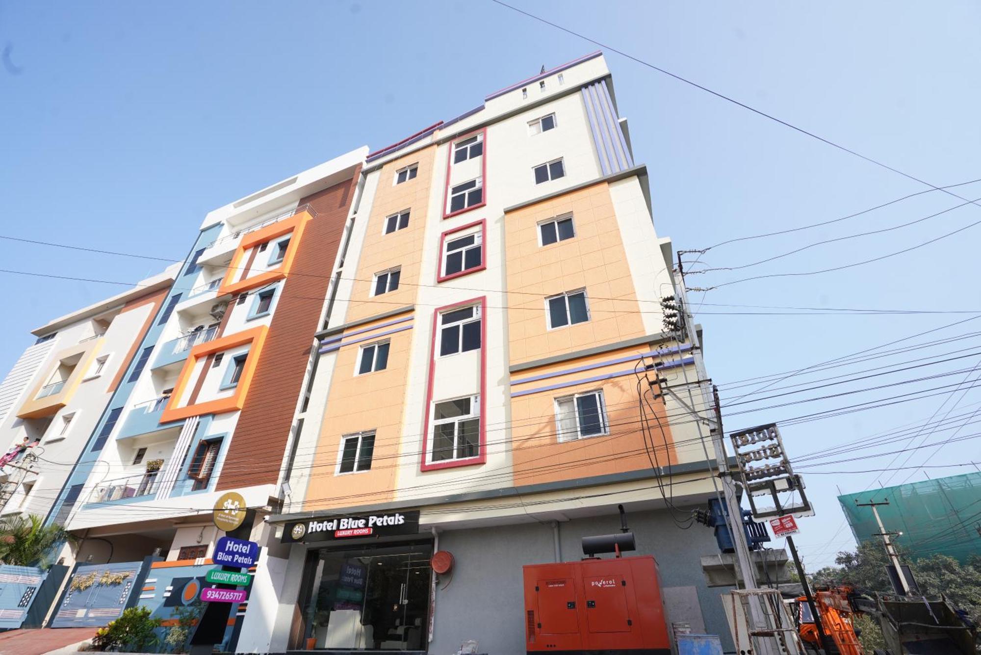 Hotel Blue Petals Shamshabad Exterior foto